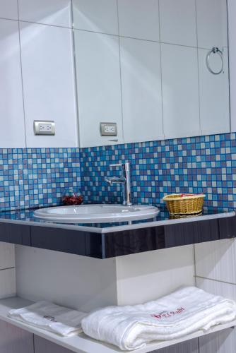 a bathroom with a sink and a mirror at Hotel El Rubi in Huaraz