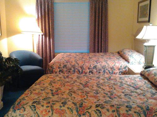 une chambre d'hôtel avec un lit et une chaise dans l'établissement Ocean Walk Resort - Amazing Ocean Front View, à Daytona Beach