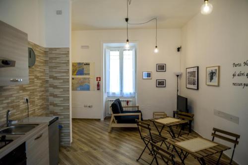 ナポリにあるGuestHouse Marcanto - Duomoのキッチン、リビングルーム(テーブル、椅子付)