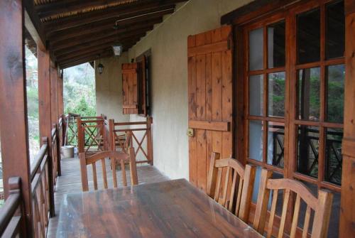ein Esszimmer mit einem Tisch und Stühlen auf einer Veranda in der Unterkunft Xenis House in Galata