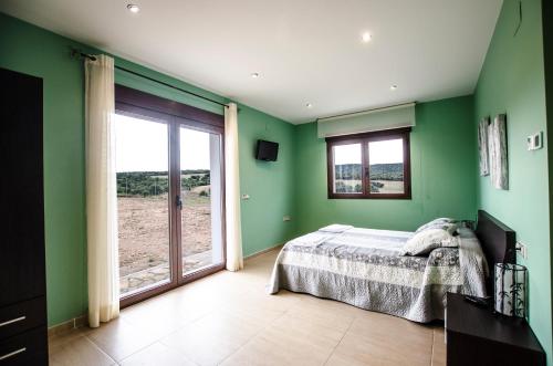 A bed or beds in a room at Casa Rural El Coscojar