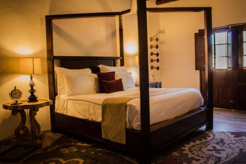 Кровать или кровати в номере La Casona Del Banco Hotel Boutique