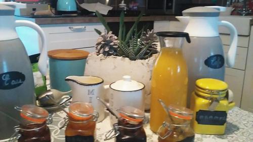 une table avec un bouquet de bouteilles et une plante en pot dans l'établissement Les chambres de l'Atelier, à Pont-Aven