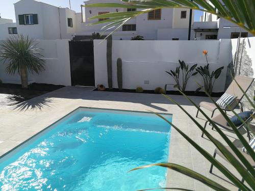 Bazén v ubytování MAGMA Rooms Playa Honda nebo v jeho okolí