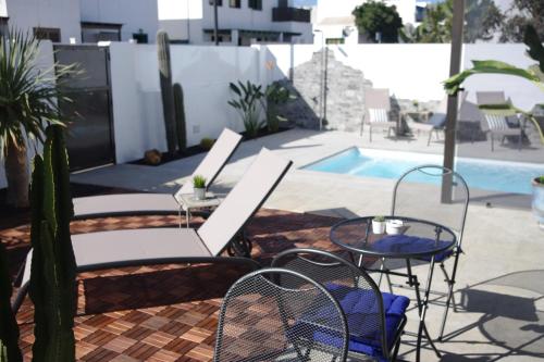 Bazén v ubytování MAGMA Rooms Playa Honda nebo v jeho okolí