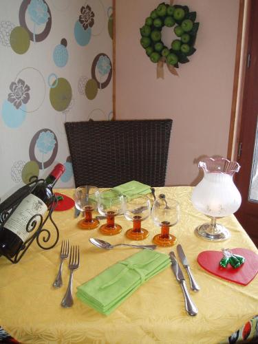 une table jaune avec des verres et des ustensiles dans l'établissement Domaine de la Chaux de Revel, à Saint-Martin-Valmeroux