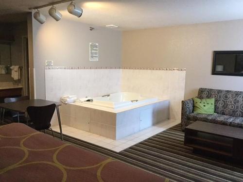 Ruang duduk di Super 8 by Wyndham Brookings