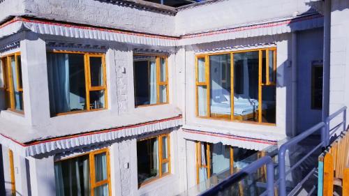 an image of a building under construction at Fengma Feiyang Hostel in Lhasa