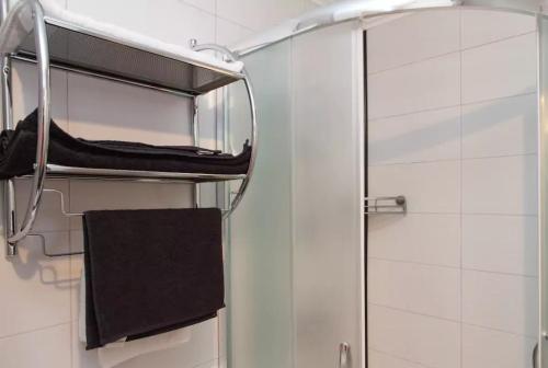 einen Handtuchhalter im Bad mit Dusche in der Unterkunft Modern Cozy Apartment in Belgrad