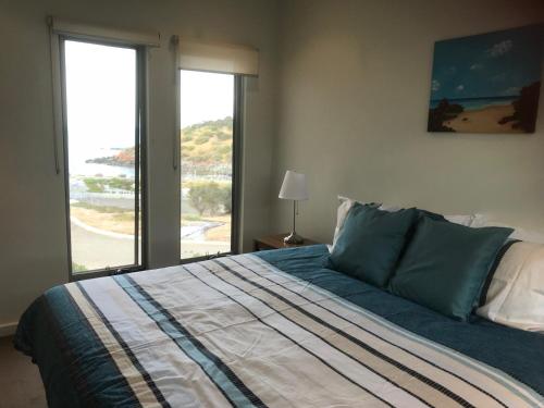 Postel nebo postele na pokoji v ubytování Penneshaw Oceanview Apartments