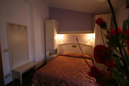 a small bedroom with a bed in a room at Hotel La Meridiana in Anghiari