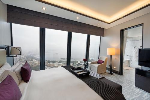Кровать или кровати в номере Fairmont Baku, Flame Towers