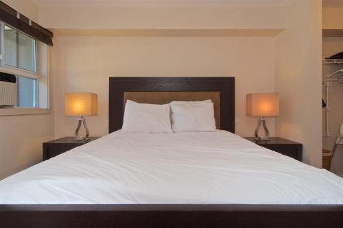 Ένα ή περισσότερα κρεβάτια σε δωμάτιο στο Whistler Blackcomb Vacation Rentals - Village North