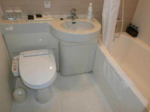 uma casa de banho com um WC, um lavatório e uma banheira em Green Rich Hotel Yamaguchi Yuda Onsen em Yamaguchi