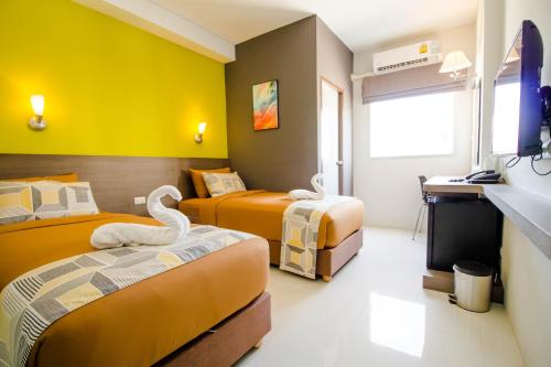 Ένα ή περισσότερα κρεβάτια σε δωμάτιο στο Fortune D Hotel Maesot