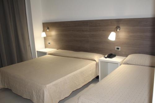 Ένα ή περισσότερα κρεβάτια σε δωμάτιο στο Hotel Miramare