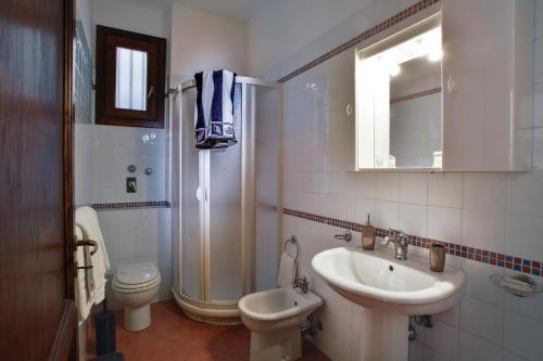 a bathroom with a sink and a shower and a toilet at Residence Scirocco e Tramontana in Favignana
