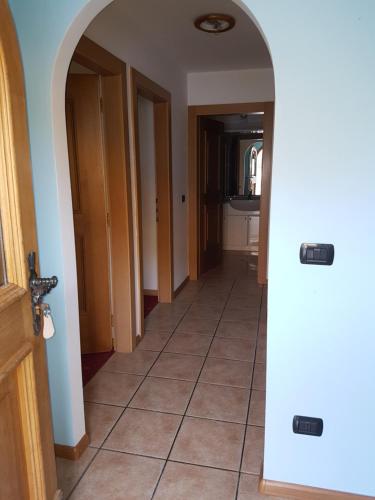 a hallway with an archway in a house at Cèsa Chri e Sofì in Campitello di Fassa