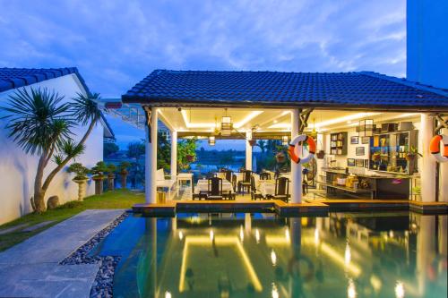สระว่ายน้ำที่อยู่ใกล้ ๆ หรือใน Riverside Impression Villa