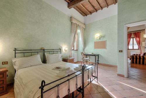 sypialnia z dużym łóżkiem w pokoju w obiekcie Central Strozzi we Florencji