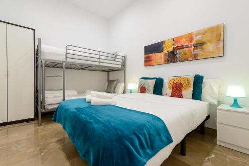 グラナダにあるApartamento Tebaidaのベッドと二段ベッドのある寝室