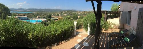 - une vue sur une maison et une piscine dans l'établissement Residence Bellavista à Santa Giulia, proche de la plage et vue mer, à Porto-Vecchio