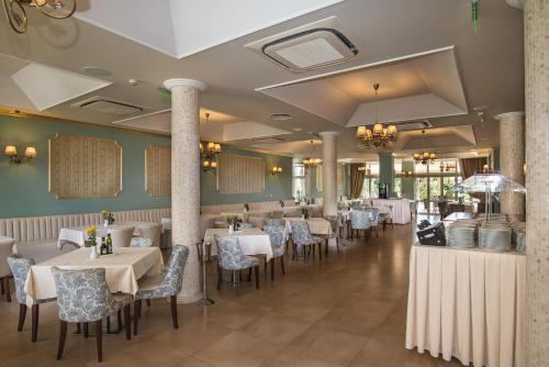 Hotel Miramar Sozopol 레스토랑 또는 맛집
