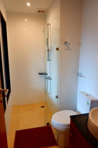 uma casa de banho com um chuveiro, um WC e um lavatório. em The D257 Hotel em Phetchabun