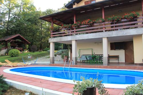 een huis met een zwembad ervoor bij Holiday Home Nina Petrinja in Petrinja