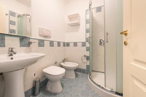 プラハにあるTyrsova Apartmentのバスルーム(洗面台、トイレ、シャワー付)