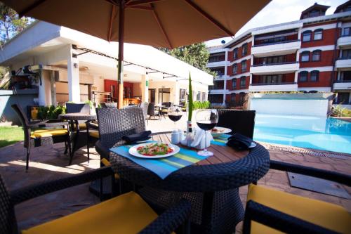 Heri Heights Hotel Apartments, SureStay Collection by Best Westernの敷地内または近くにあるプール