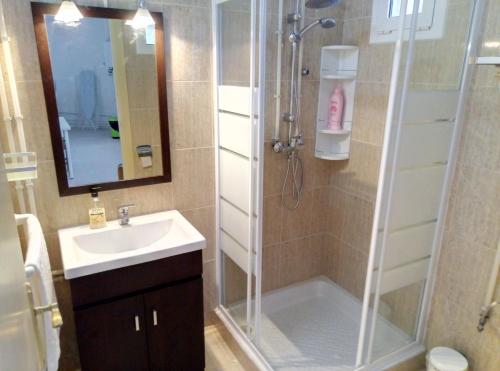 a bathroom with a shower and a sink at Casa Carmen Barcelona in El Prat de Llobregat