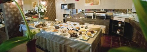 una linea a buffet con molti tipi diversi di dessert di San Willa's Hotel a São Miguel dʼOeste