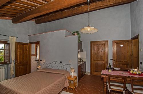 a bedroom with a bed and a table at Agriturismo Valliferone in Crespina
