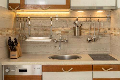 een keuken met een spoelbak en een aanrechtblad bij Studio apartment Džapo in Split