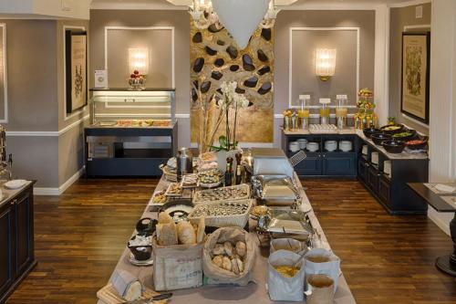 Mad på hotellet eller i nærheden