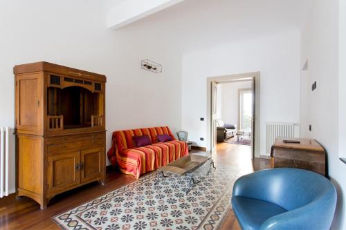 パレルモにあるDante Vintage Apartmentのリビングルーム(ソファ、青い椅子付)