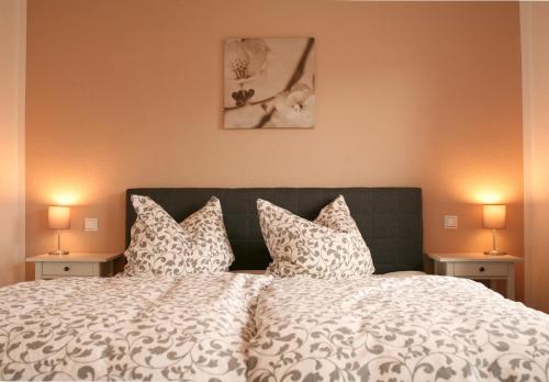 - une chambre avec un lit avec des oreillers et 2 lampes dans l'établissement Hotel Piano, à Bergen