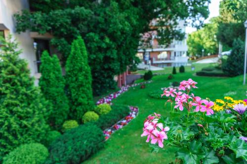 Jardín al aire libre en Odessos Park Apartments
