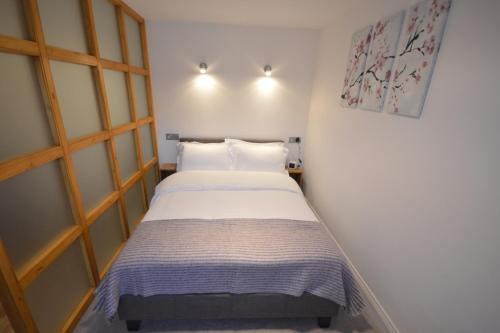 een kleine slaapkamer met een bed in een kamer bij 4A Soho Studios 4th floor by Indigo Flats in Londen