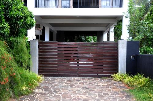 a wooden fence in front of a house at Sithu Villa Hikkaduwa in Hikkaduwa