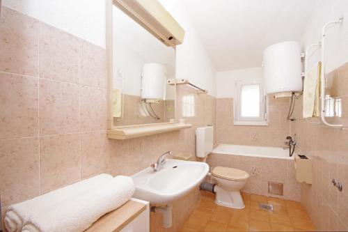Et badeværelse på Apartments Bartulić
