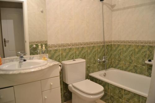 デニアにあるFaro 2 Locdeniaのバスルーム(トイレ、洗面台、バスタブ付)