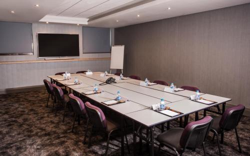 a conference room with a long table and chairs at SunSquare Cape Town City Bowl in Cape Town