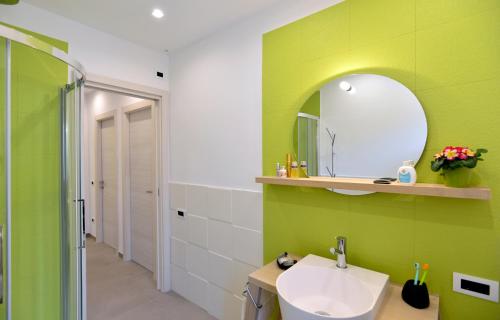 サン・ヴィート・ロ・カーポにあるMira7の緑豊かなバスルーム(シンク、鏡付)