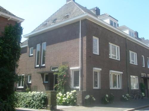 une grande maison en briques avec un toit dans l'établissement Alberti Bed & Bike, à Maastricht