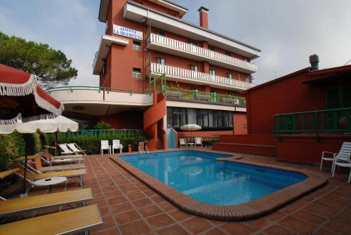 Bazén v ubytování Hotel La Querceta nebo v jeho okolí