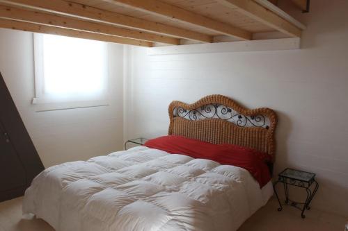 una camera con letto e cuscino rosso di Chalet Il Bosco dei Mille Frutti a Canossa