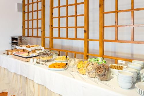 ヴィラモウラにあるApartamentos Turisticos Pinhal Da Marinaの食べ物のビュッフェ付きテーブル