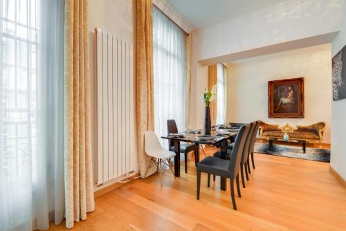une salle à manger avec une table et des chaises dans l'établissement FOCH Ave - Arc de Triomphe #21, à Paris